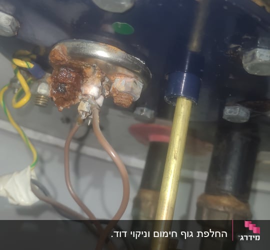 חלקים פנימיים של דוד שמש עם חיבורים וחלודה